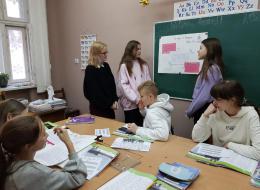 Студентка 4 курса Шевцова Наталья проводит открытое занятие по английскому языку в 8В классе гимназии № 10 г.Гомеля.	