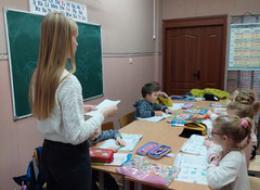 Студента 4 курса Голованова М.А. проводит факультативные занятия по английскому языку для учащихся 1 классов гимназии №10 г.Гомеля 