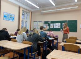 Студентка 4 курса Ващенко Н.П. проводит открытое занятие по английскому языку в 9б классе гимназии № 10 г.Гомеля