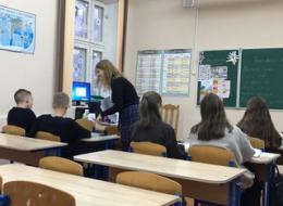 Студентка 4 курса Куракинская А.К. проводит открытое занятие по английскому языку в 9в классе гимназии № 10 г.Гомеля