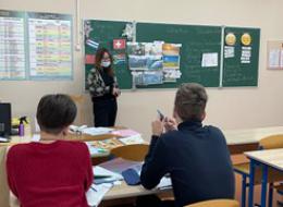 Студентка 4 курса Гирина В.А. проводит открытое занятие по английскому языку в 9а классе гимназии № 10 г.Гомеля