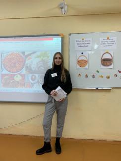 Студентка 4 курса Лаптейкина Алина проводит открытое занятие по английскому языку в 7г классе гимназии № 10 г.Гомеля