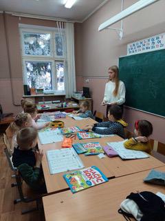 Студента 4 курса Голованова М.А. проводит занятия по английскому языку в Школе выходного дня на базе гимназии №10 г.Гомеля для будущих первоклассников