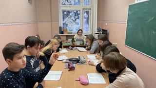 Студентка 4 курса Голованова М.А. проводит подготовку к дебатам на тему «Pocket money» с учащимися 8а класса гимназии № 10 г.Гомеля