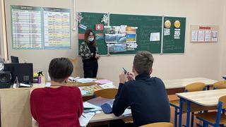Студентка 4 курса Гирина В.А. проводит открытое занятие по английскому языку в 9а классе гимназии № 10 г.Гомеля